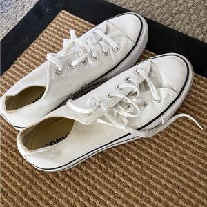 White Converse Sneaker, size 8.5 Women, like brand new